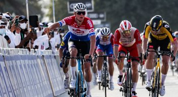 Van der Poel se vistió así con el maillot de líder en su primera participación en la Vuelta a Emiratos Árabes Unidos. / Foto: AFP