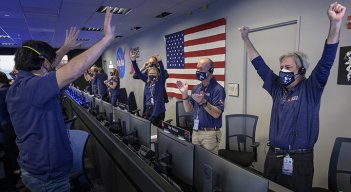 Científicos y técnicos de la Nasa celebraron la llegada de su vehículo espacial al suelo de Marte.