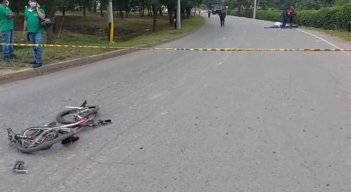 La mujer fue expedida varios metros desde el sitio de la colisión por el fuerte impacto del vehículo pesado.