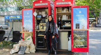 La comunicadora social Loreinis Mejía Hernández atiende su negocio de venta de café especial colombiano en las calles de Londres (Inglaterra). / Foto: Cortesía.