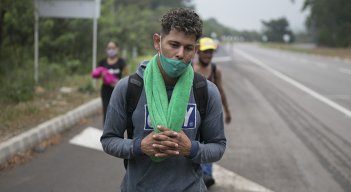 Según las organizaciones de ayuda humanitaria, hay semanas que por las carreteras de Norte de Santander pasan más de mil personas. / Foto: Juan Pablo Cohen