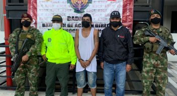 El hombre capturado quedó a disposición de la Fiscalía. / Foto: Ejército Nacional