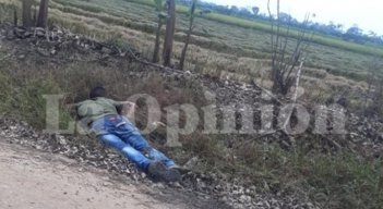 El cadáver de la víctima quedó tendido a un costado de la carretera. / Foto: Cortesía