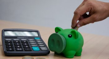 El pago de cesantías deben hacerlo los empleadores al fondo de cesantías. Las cuatro administradoras privadas son Porvenir, Protección, Colfondos y Skandia, mientras que la pública es el Fondo Nacional del Ahorro.