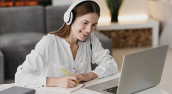 Desde los grados de preescolar hasta las instituciones de educación superior se han ido adaptando e invirtiendo en modelos pedagógicos virtuales que forjarán una nueva visión de la educación. / Foto: Freepik.es