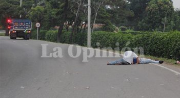 La mujer se desplazaba junto a su esposo, cada uno en  bicicleta, para ir rumbo a su trabajo.