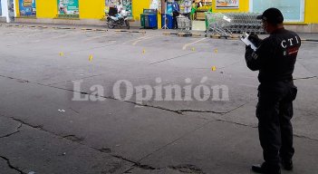 La camioneta de la víctima quedó estrellada contra una vivienda, a una cuadra del lugar del ataque.