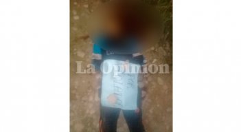 En el cuerpo del hombre sus asesinos le dejaron un cartel encima.