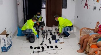 Las autoridades hallaron trípodes, celulares y otros elementos tecnológicos.