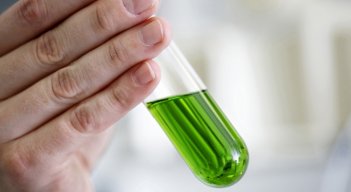 Los medicamentos falsos pueden causar intoxicación, infección en los ojos, reacciones alérgicas en la piel, hinchazón de labios y quemaduras químicas. / Foto: Cortesía
