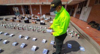 La Policía Fiscal y Aduanera y la DIAN decomisaron medicinas vencidas que iban a ser comercializadas. / Foto: Cortesía