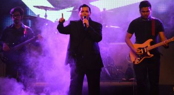 Desde el 2015 incursionó en la música, de manera profesional, después de levantarse de una silla de ruedas para dar testimonio de fe.