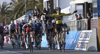 Wout Van Aert ganador de la primera etapa de la Tirreno-Adriático.