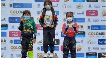 Camila de La Hoz, bicicrocista cucuteña (primera a la derecha).