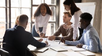Las empresas deben respetar directrices de equidad de género. / Foto: AFP
