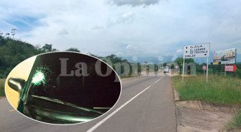 Este vehículo fue alcanzado por una enorme roca que fue lanzada en esa vía oscura.