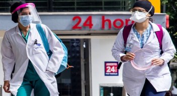 os galenos exigen despolitizar la vacunación y priorizar al personal de salud./ Archivo 