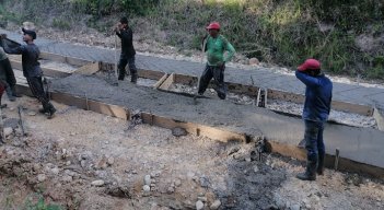 Para construir la placa huella se organizaron turnos entre las 7:00 de la mañana y las 4:00 de la tarde, en los que también había presencia de la comunidad. / Foto: suministrada