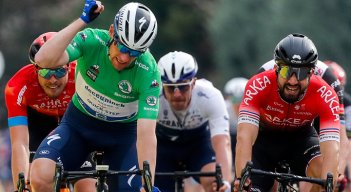 Sam Bennett venía de ganar la primera etapa, el domingo. / Foto: AFP