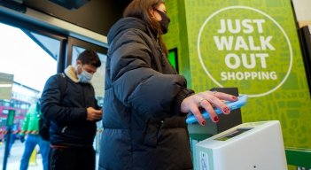 Se permite a los clientes hacer sus compras sin pasar por caja. / Foto: AFP
