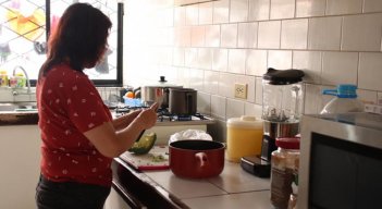 La sobrecarga de trabajos domésticos les impide a las mujeres dedicar tiempo a estudiar, trabajar o descansar. / Foto Archivo La Opinión 