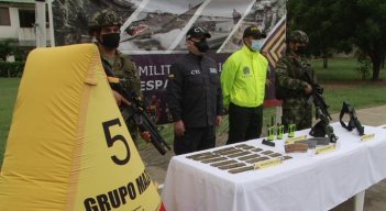 Las autoridades decomisaron dos fusiles marca Bushmaster, cuatro proveedores, 280 cartuchos y radios de comunicación. / Foto: Ejército