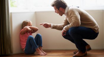 La nueva legislación señala que se podrá acudir a las escuelas para padres con el ánimo de aprender sobre nuevas herramientas que les permitan corregir a sus hijos sin necesidad de utilizar los golpes. / Foto: Colprensa
