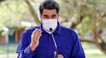 Nicolás Maduro promocionó el Carvativir para tratar el coronavirus, un remedio sin estudios médicos, lo que llevó al bloque de su perfil en Facebook. / Foto: AFP