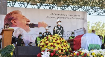 Lo más doloroso fue el momento de la entrada del féretro a capilla ardiente, no hubo nadie que no llorara y hasta cantara sus inolvidables y sentidas canciones. / Foto: Colprensa
