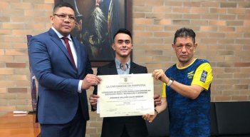 El gimnasta cucuteño Jossimar Calvo Moreno recibió de las manos del rector Ivaldo Torres el título de Licenciado en Educación Física, Recreación y Deportes. / Foto: Unipamplona