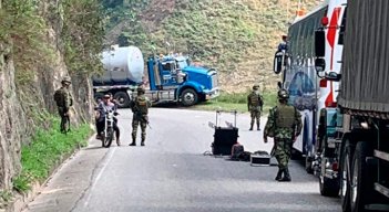 Soldados de la Trigésima Brigada del Ejército descartaron que el vehículo atravesado en el sector La Curva tuviera explosivos