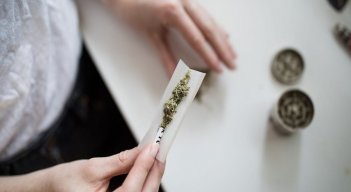 Las autoridades se incautaron de cigarrillos de marihuana.