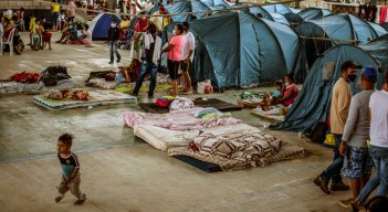 Casi 4.000 personas provenientes de Venezuela se han desplazado hasta el poblado de Arauquita en busca de resguardo. / Foto: AFP