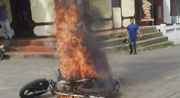 Los vecinos de Sevilla quemaron la motocicleta en la que llegaron los atracadores.