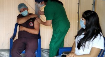 A la entidad arribaron esta semana 3.065 dosis destinadas al personal médico, enfermeras y paramédicos de instituciones públicas con áreas COVID. / Foto: La Opinión
