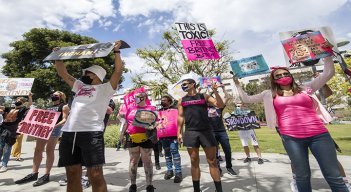 Los partidarios del movimiento FreeBritney se manifiestan en apoyo de la música Britney Spears.