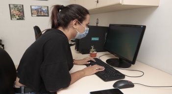 Ojos, piel y columna; los más afectados por permanecer tanto tiempo frente a las pantallas/ Luis Alfredo Estévez/ La Opinión 