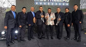 José López con los integrantes del ‘El combo del Indio’ cuando se presentaron en ‘El show de las estrellas’ de Jorge Barón./FOTO: Cortesía