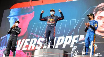 Verstappen, que comenzó tercero en la parrilla de salida, tuvo una salida excelente y adelantó de entrada al mexicano Sergio Pérez. / Foto: AFP