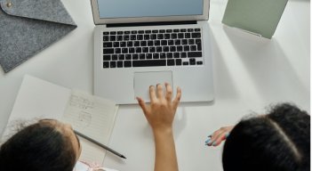 Las niñas y jóvenes mujeres acuden a la tecnología. / Foto: Cortesía