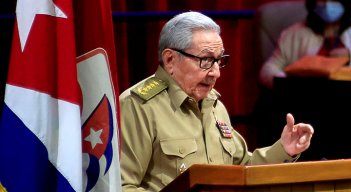 Primer Secretario del Partido Comunista de Cuba, Raúl Castro, hablando durante la sesión inaugural del VIII Congreso del Partido Comunista de Cuba en el Palacio de Convenciones de La Habana