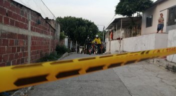 Las autoridades buscan a dos hombres que huyeron hacia Cerro La Cruz, tras cometer el crimen, / Foto: Laura Serrano