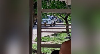 Al lugar del hecho arribaron más policías, para asistir a sus compañeros, evaluar si alguna vivienda del sector resultó afectada y comenzar las investigaciones. / Foto: Cortesía