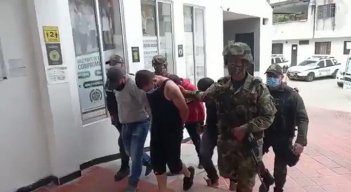 Los capturados fueron presentados ante un juez de control de garantías, por el delito de extorsión, tráfico y porte de armas de fuego y munición. / Foto: Ejército