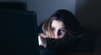 El ciberbullying es una forma de acoso que tiene lugar en Internet y redes sociales.