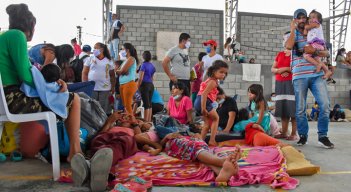 Los enfrentamientos han provocado el desplazamiento de más de 5.000 personas hacia territorio colombiano. / Foto: AFP