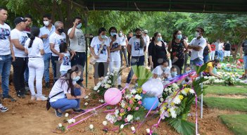Los amigos y familiares despidieron a la mamá y a sus hijos en el cementerio La Paz, ubicado a un costado de la vía a El Zulia.