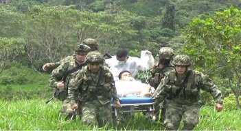 Los dos hombres fueron trasladados por el Ejército a una clínica.