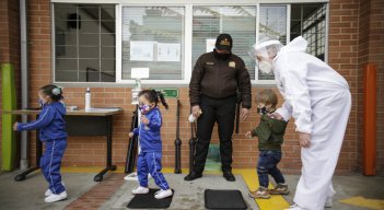Los más pequeños podrían catalogarse como el grupo poblacional más afectado por la pandemia. / Foto: Colprensa