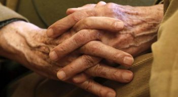 Los tratamientos farmacológicos personalizados, las terapias físicas, ocupacionales, de lenguaje, psicológicas, y las cirugías de estimulación cerebral profunda son alternativas que se tienen para sobrellevar el Parkinson. / Foto: Col